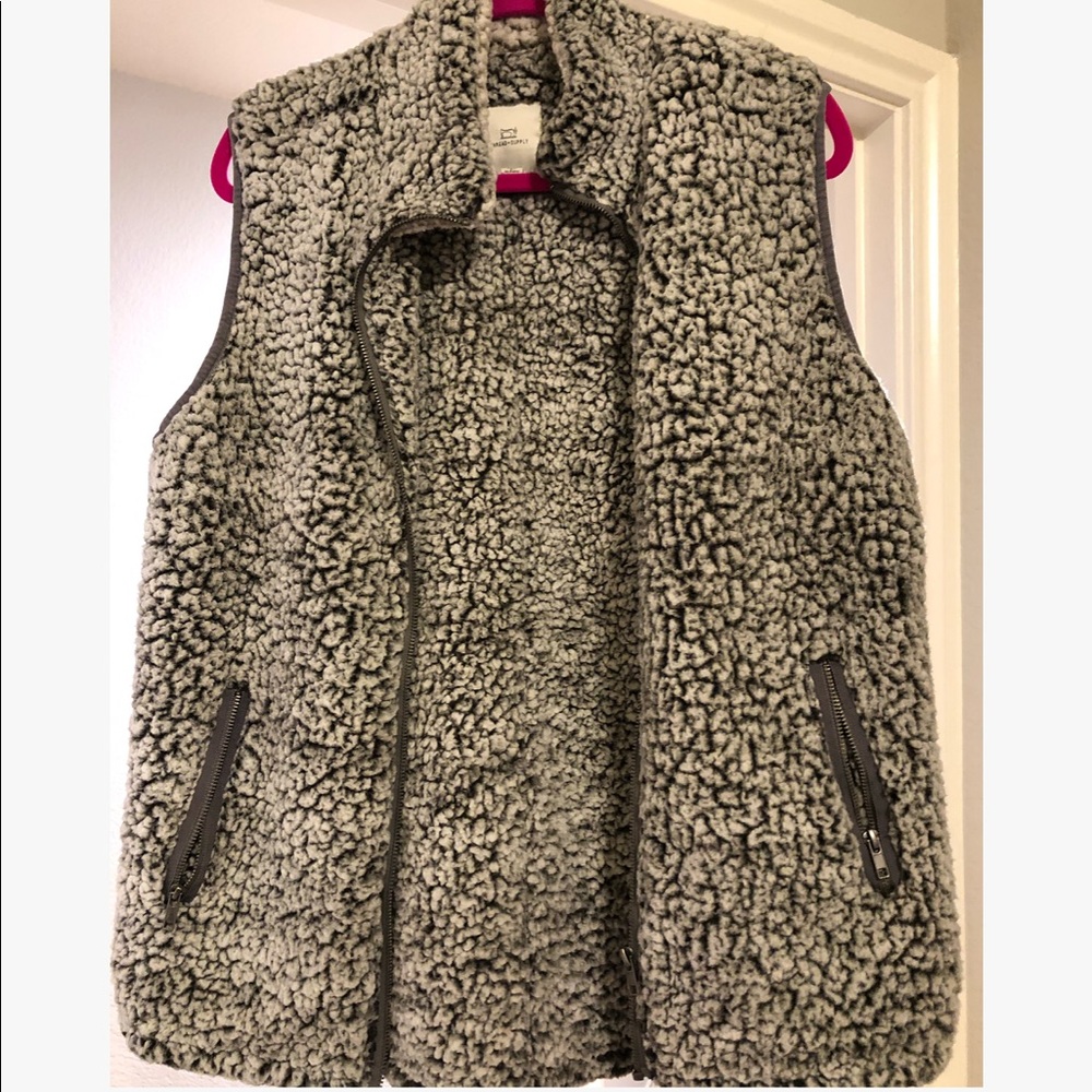 Thread and supply vest